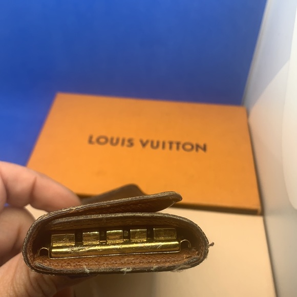 💕 Louis Vuitton Monogram signature design LV Logo 6 key holder - Picture 4 of 8
